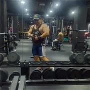Homme et femme adultes coachings de gym